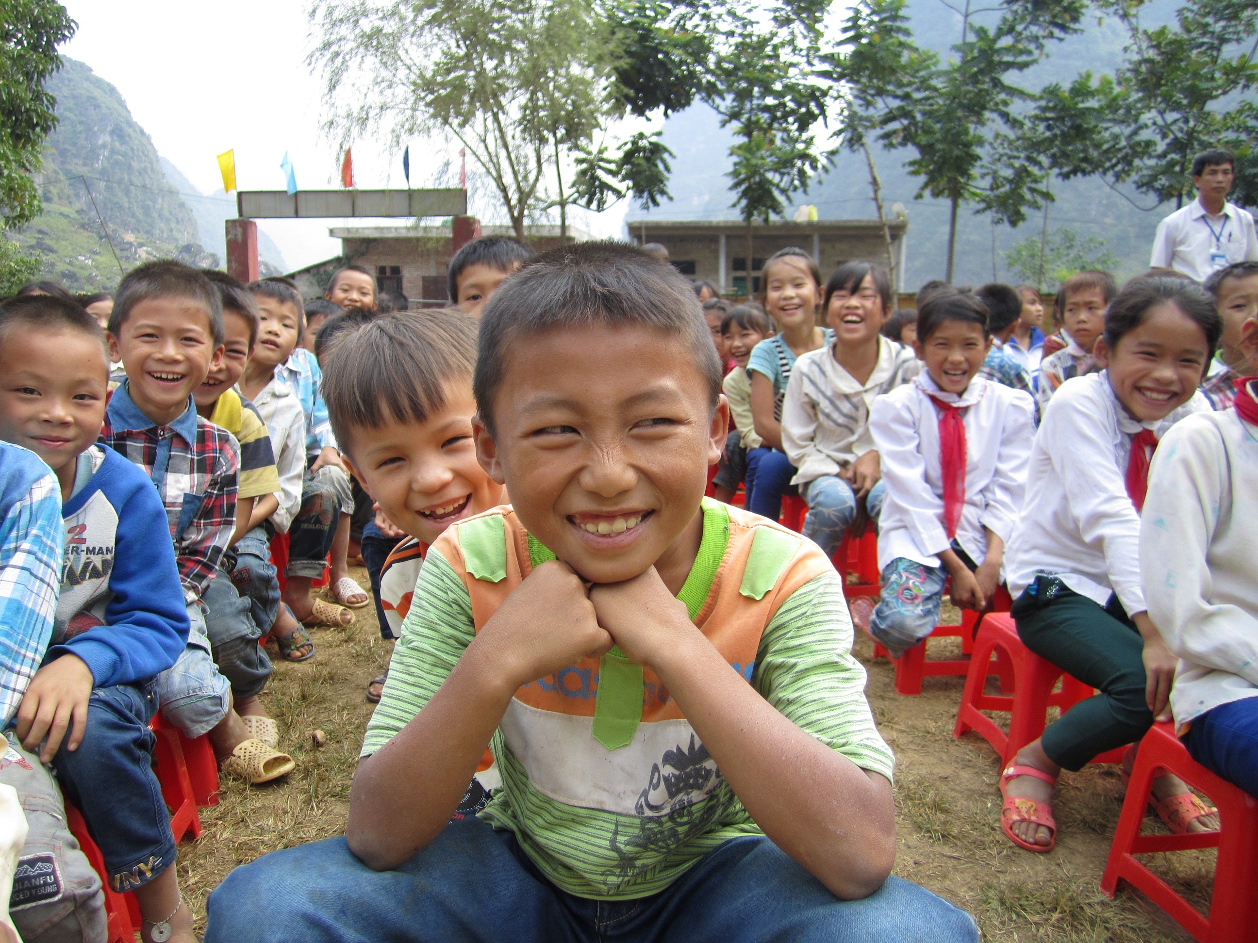 Copy_of_Blue_Dragon_Children_s_Foundation_-_students_in_Dien_Bien.jpg